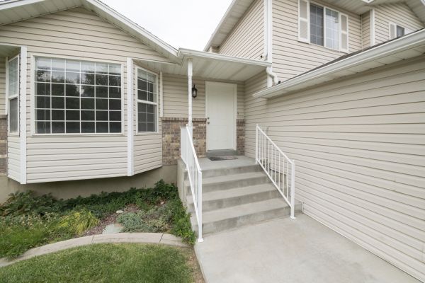 Cost of White Vinyl Siding Replacement in Evans
